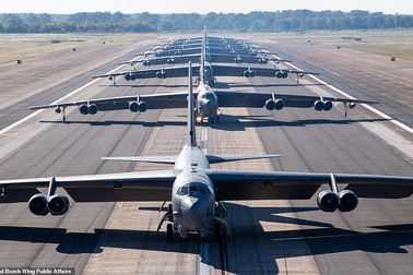 Dàn máy bay B-52 Mỹ tập trận “Voi đi bộ”