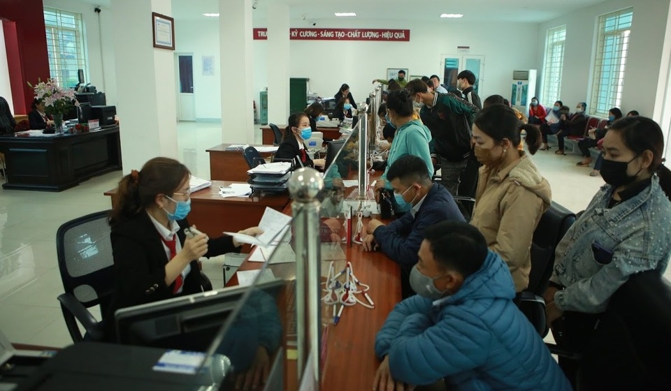 Rồng rắn hàng giờ đồng hồ trước cây ATM chờ để được rút tiền tiêu Tết - 5 Rồng rắn hàng giờ đồng hồ trước cây ATM chờ để được rút tiền tiêu Tết - 5