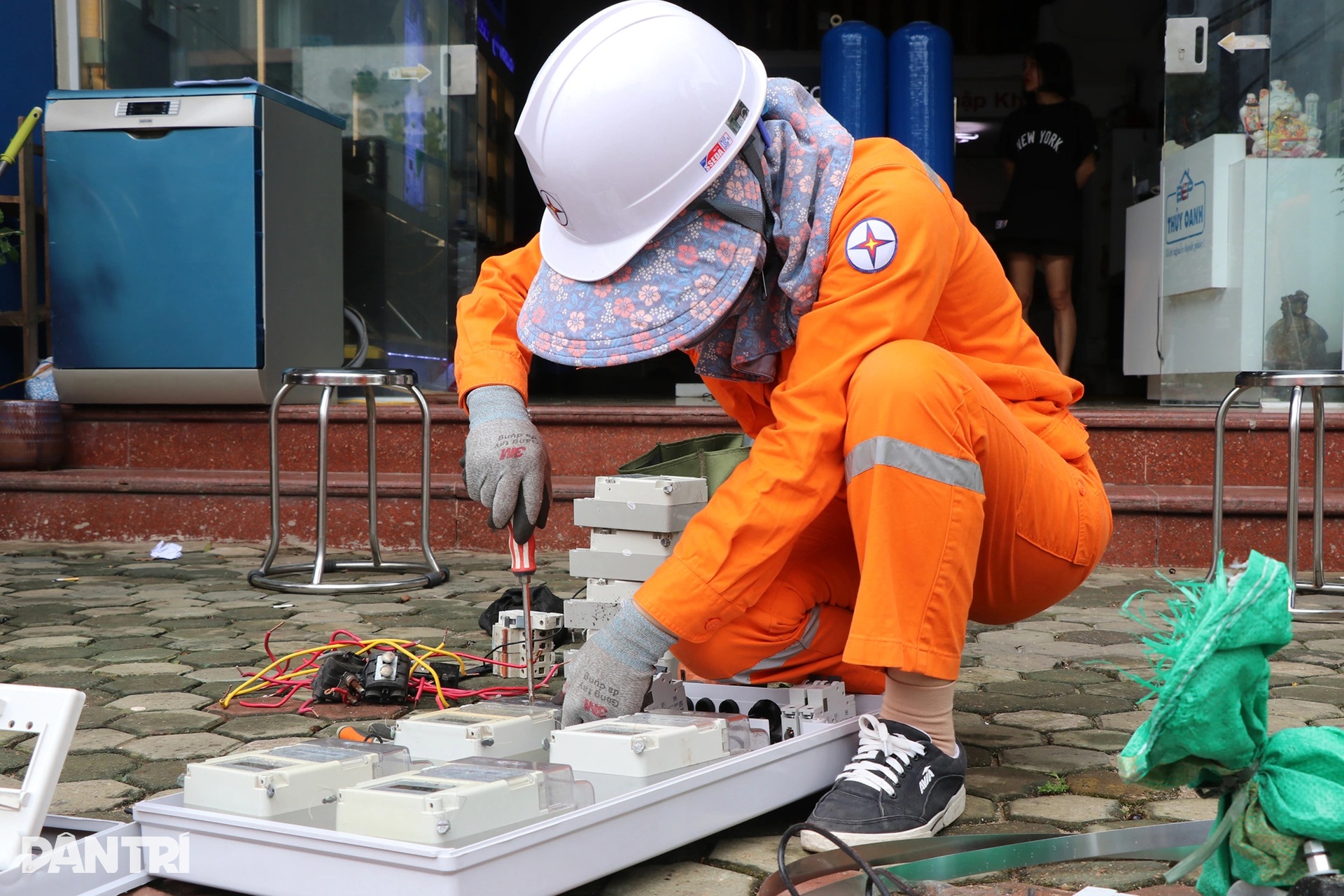 Những người thợ áo cam căng mình dựng cột, nối đường dây sau bão Kajiki - 8 Những người thợ áo cam căng mình dựng cột, nối đường dây sau bão Kajiki - 8