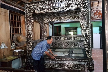 Độc đáo chiếc giường cổ có giá bạc tỷ ở Đồng Tháp