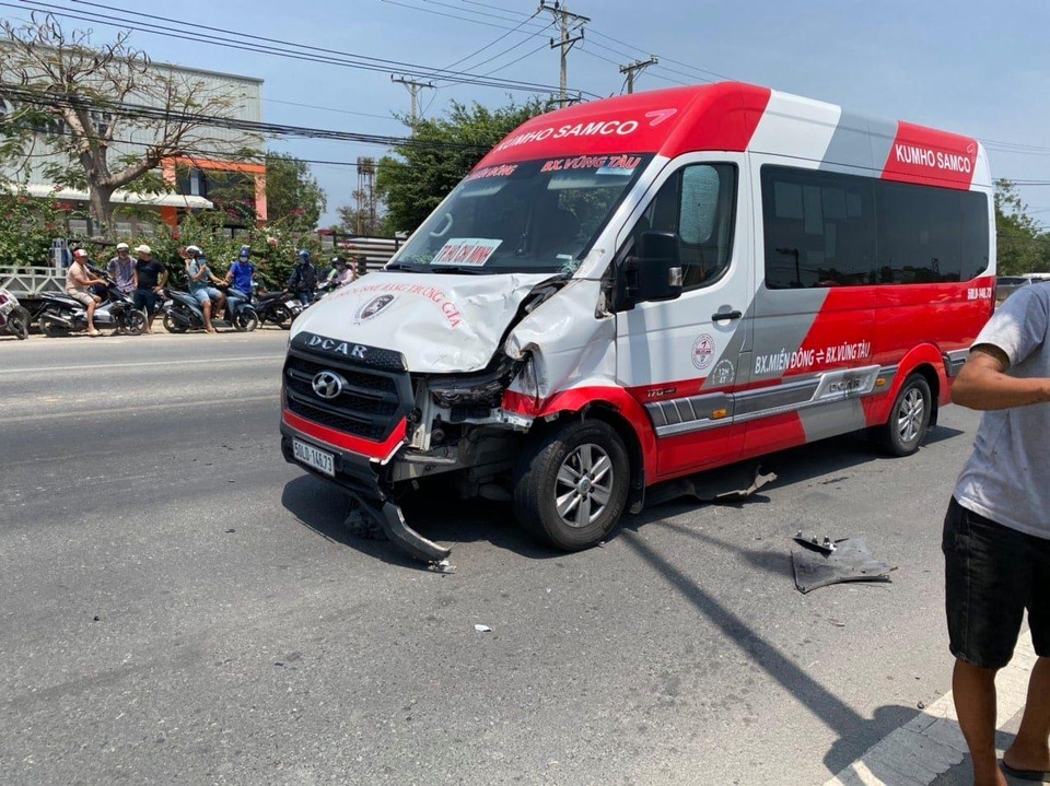 Xe máy chạy ngược chiều cắm đầu vào xe khách, 2 người tử vong tại chỗ - 3 Xe máy chạy ngược chiều cắm đầu vào xe khách, 2 người tử vong tại chỗ - 3