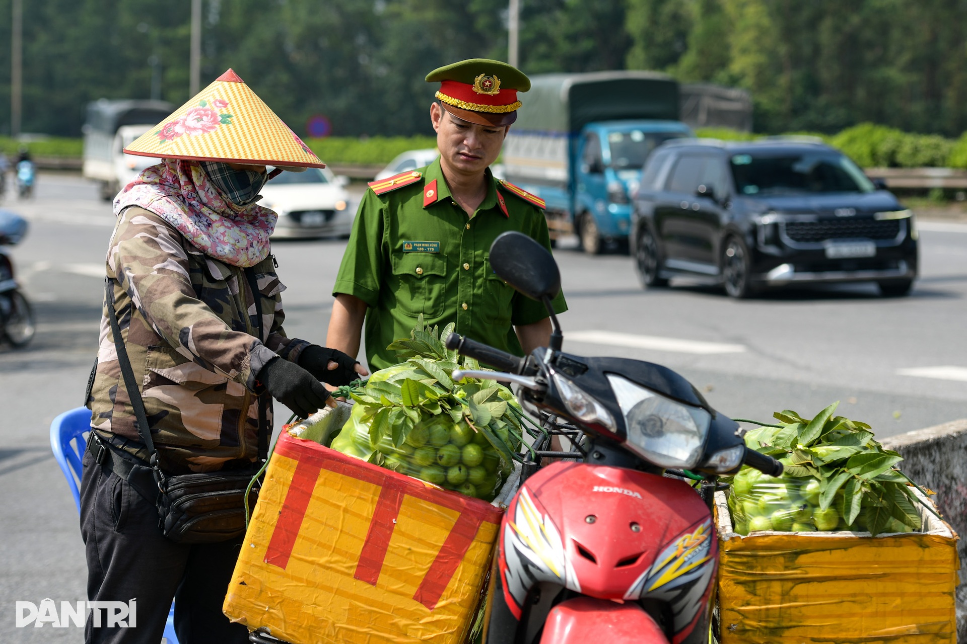 Người bán ổi dưới chân cầu Thanh Trì dọn hàng tháo chạy khi thấy công an - 9 Người bán ổi dưới chân cầu Thanh Trì dọn hàng tháo chạy khi thấy công an - 9