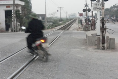 Vội bắt xe khách, thiếu nữ bị tàu hỏa cán chết