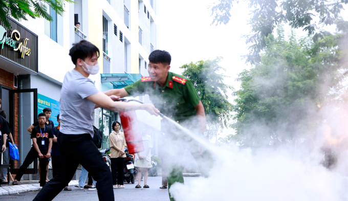 Sinh viên tích cực thực hành cách dập tắt đám cháy