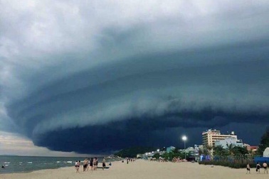 Ảnh chụp cùng "đám mây lạ" ở bãi biển Sầm Sơn thu hút sự quan tâm trên mạng xã hội