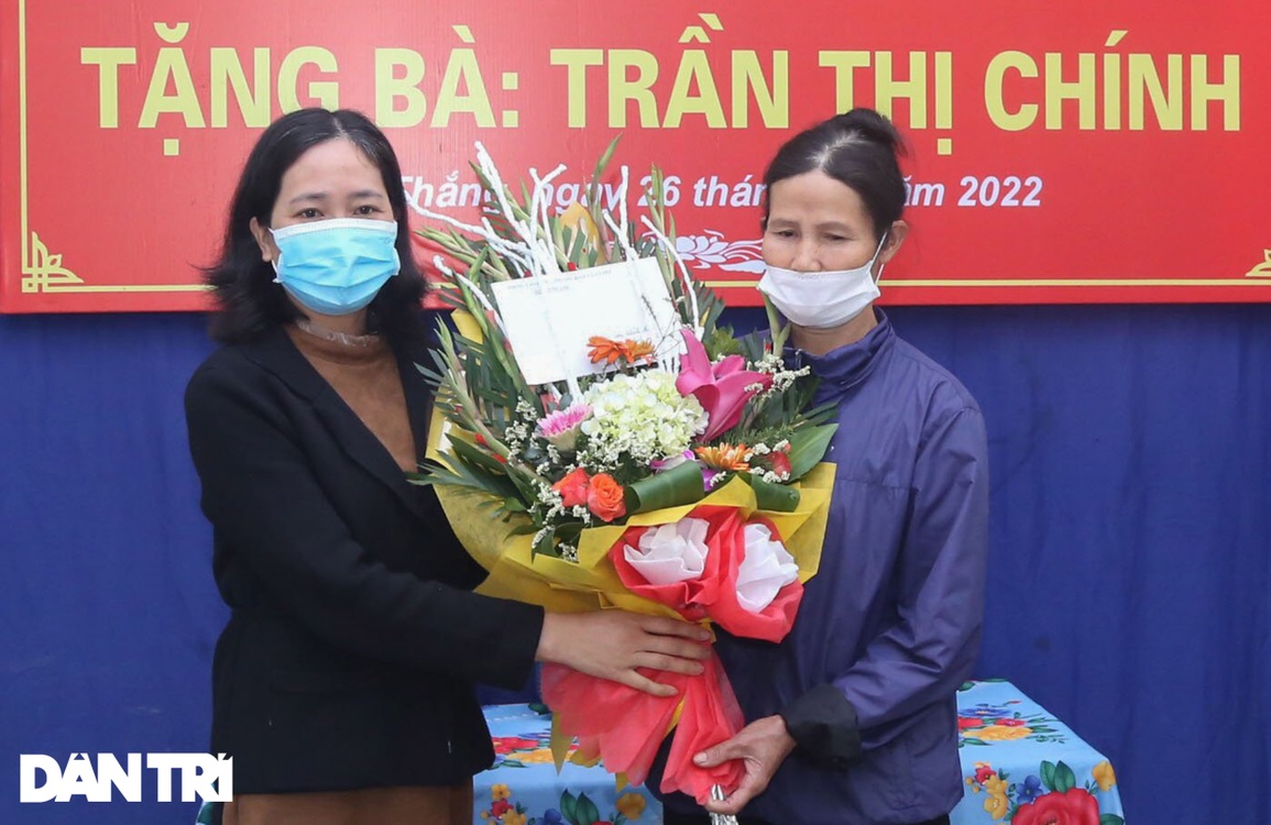 Người phụ nữ côi cút trong nhà thờ liệt sĩ nhận Nhà tình nghĩa dịp cuối năm - 7