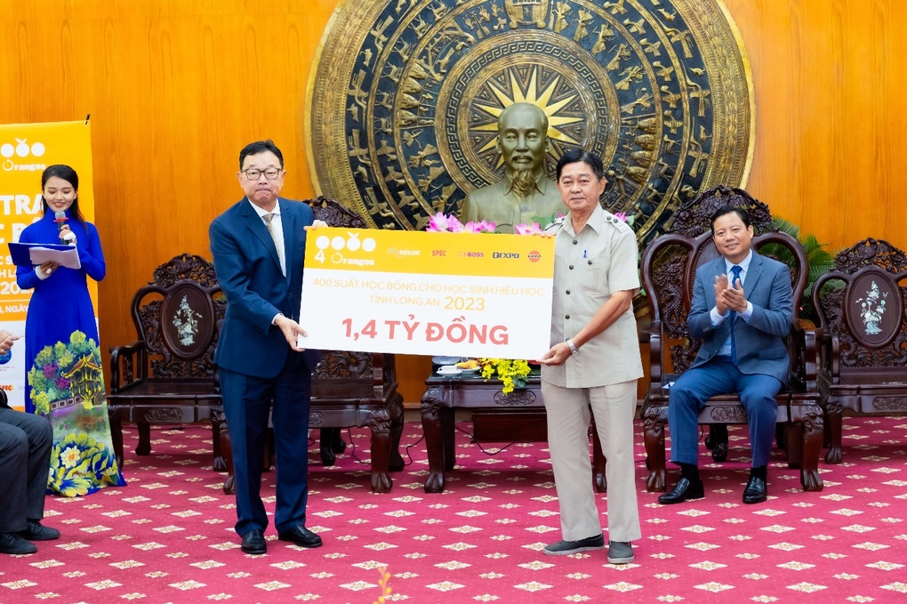 Công ty 4 Oranges tặng 400 suất học bổng cho học sinh, sinh viên tỉnh Long An - 1 Công ty 4 Oranges tặng 400 suất học bổng cho học sinh, sinh viên tỉnh Long An - 1