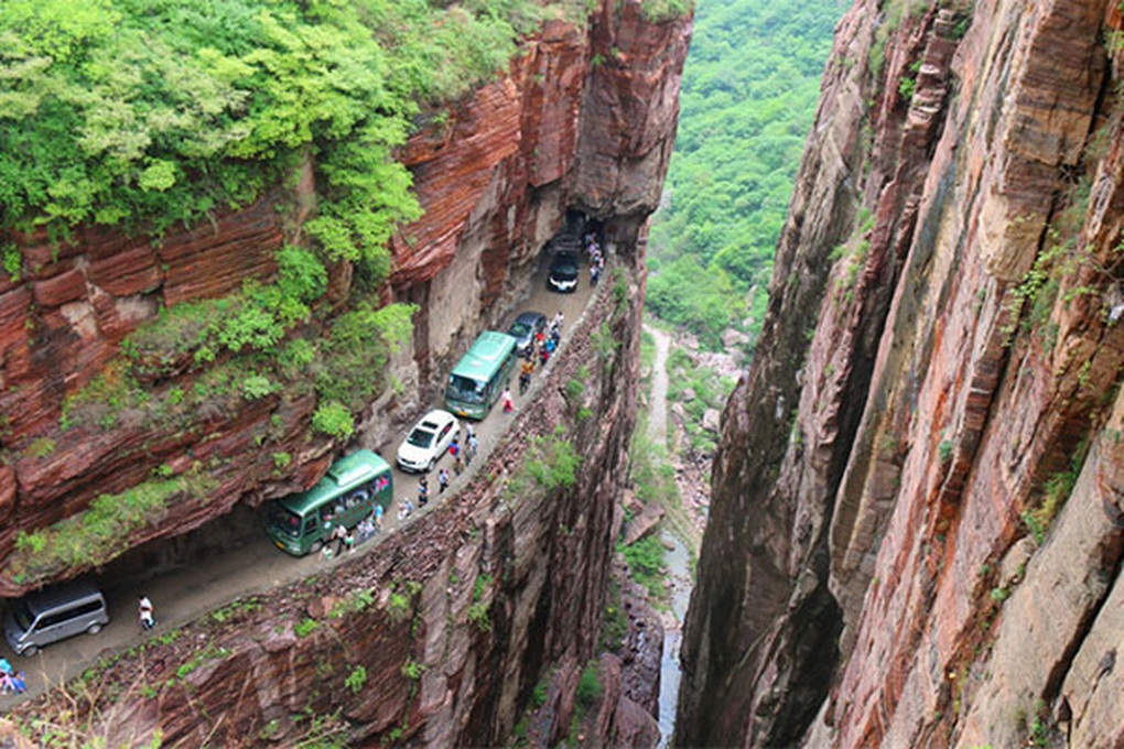 Suốt 5 năm, dân hợp sức đào đường dài 1,2km bằng tay xuyên núi đá vào làng - 4 Suốt 5 năm, dân hợp sức đào đường dài 1,2km bằng tay xuyên núi đá vào làng - 4