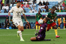 Cameroon rượt đuổi tỷ số "nghẹt thở", chia điểm cùng Serbia