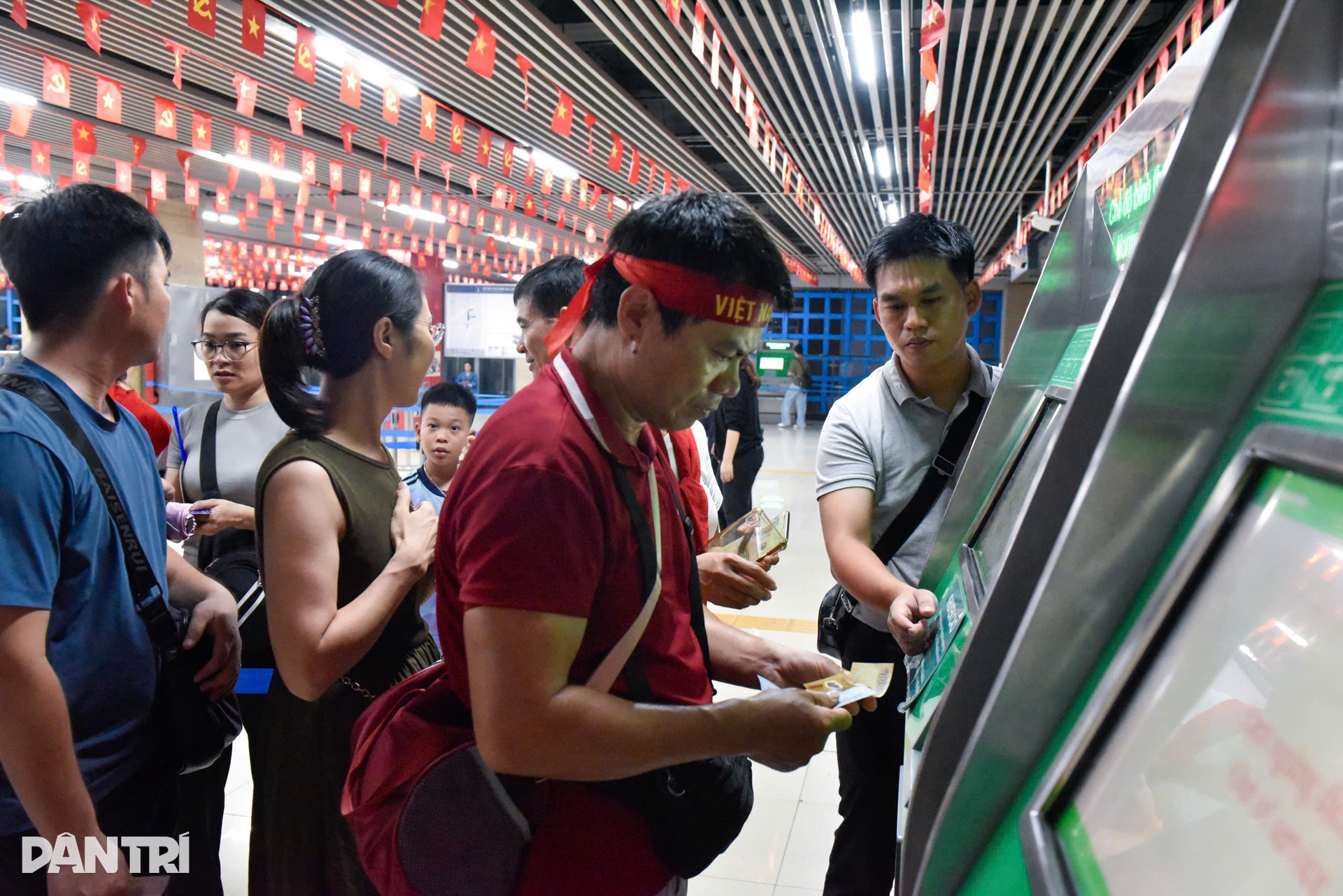 Hàng nghìn người dồn về trong 30 phút, ga Cát Linh gồng mình ngăn vỡ trận - 5 Hàng nghìn người dồn về trong 30 phút, ga Cát Linh gồng mình ngăn vỡ trận - 5
