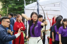 Sinh viên cưỡi ngựa, bắn cung, đi cà kheo trong ngày khai giảng