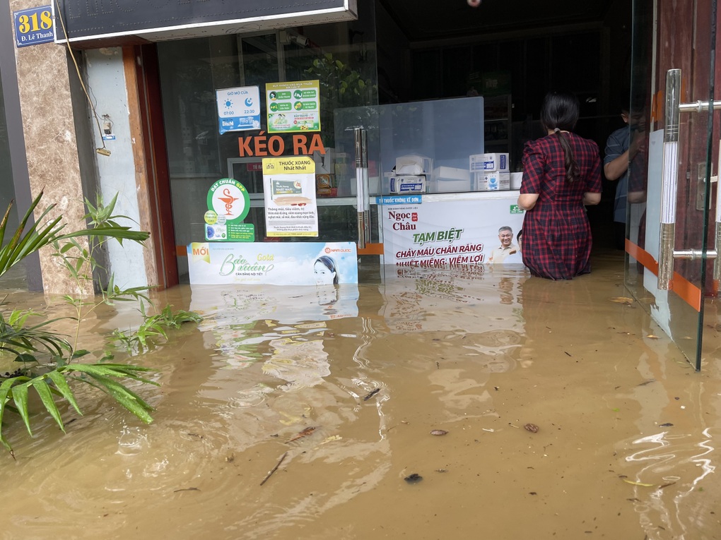 TP Lào Cai nước ngập ngang bụng, người dân bơi phao trên phố - 6 TP Lào Cai nước ngập ngang bụng, người dân bơi phao trên phố - 6