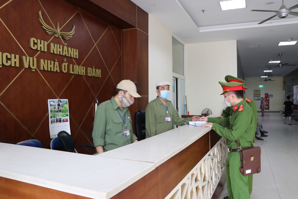 Có cư dân diện F3, F4, khu Linh Đàm khử trùng toàn bộ 12 toà nhà - 2 Có cư dân diện F3, F4, khu Linh Đàm khử trùng toàn bộ 12 toà nhà - 2