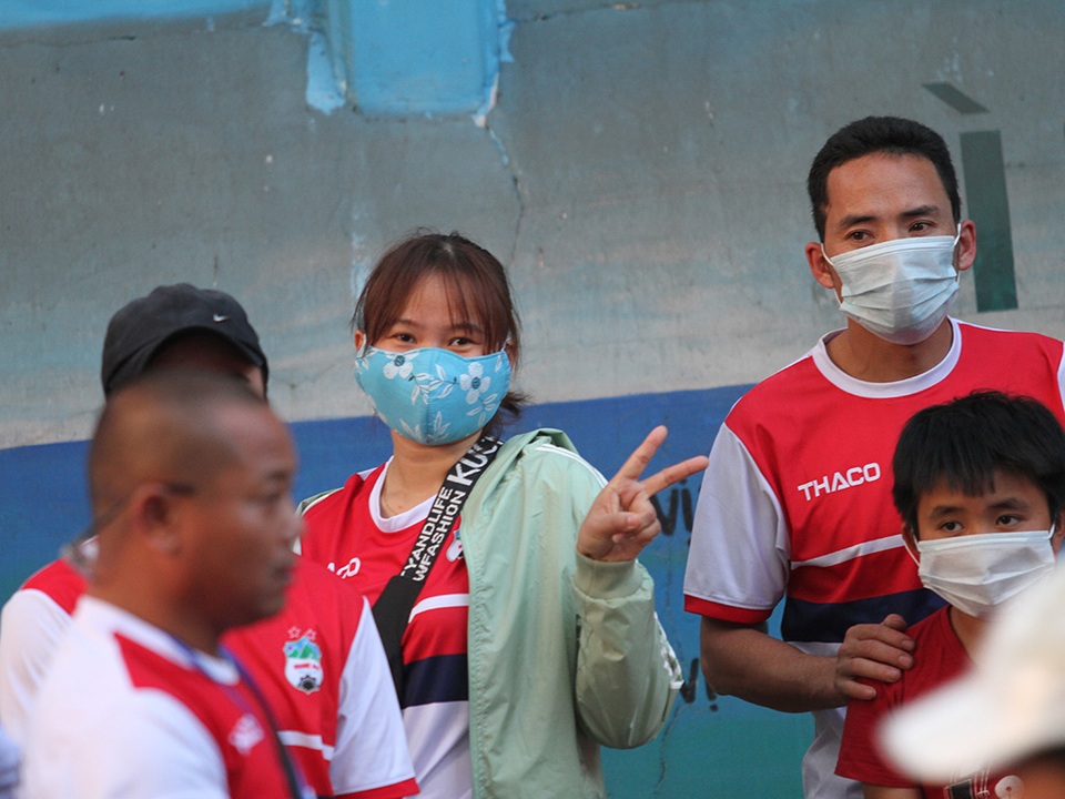 Sân Thống Nhất sôi động vài giờ trước khi Kiatisuk trình làng - 7 Sân Thống Nhất sôi động vài giờ trước khi Kiatisuk trình làng - 7