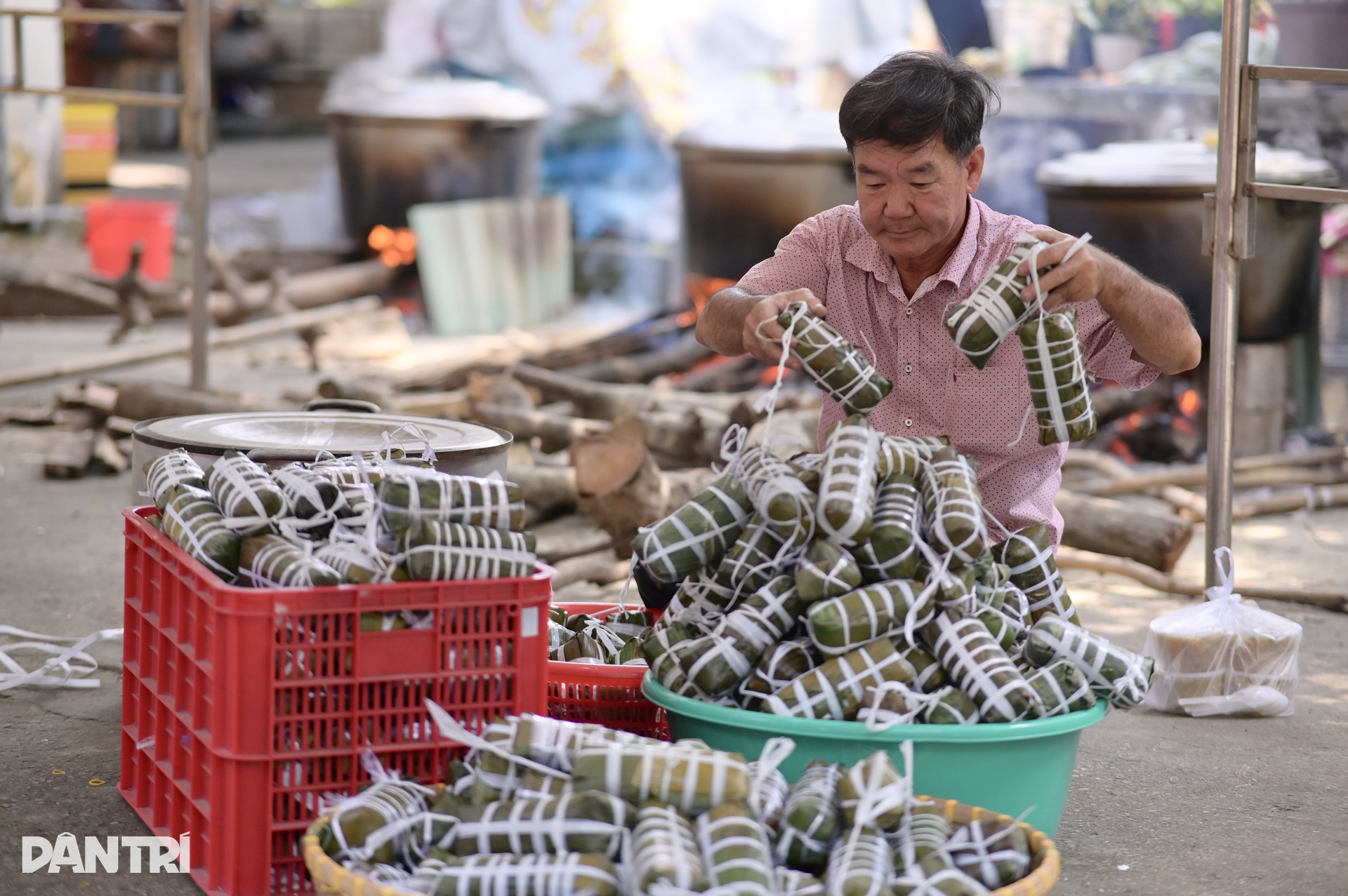 Người dân TPHCM gói bánh tét, hát động viên miền Trung vượt lũ - 12