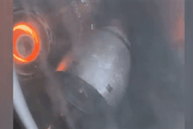 "Thót tim" cảnh bộ phận máy bay Mỹ chở 154 người như sắp “rụng” khỏi động cơ