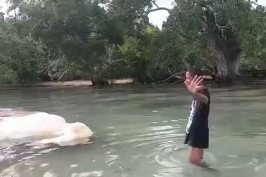 Sự thật quái vật khổng lồ trôi dạt vào bờ biển Indonesia