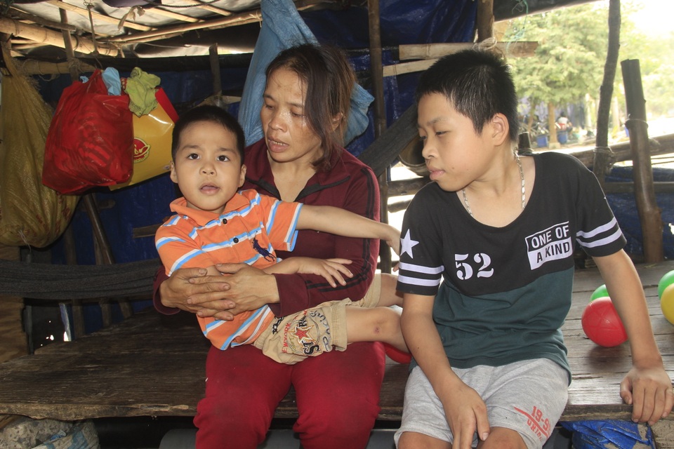 Đau nhói lòng cảnh vợ chồng tiều phu vật vã nuôi 3 con thơ bại não - 5 Đau nhói lòng cảnh vợ chồng tiều phu vật vã nuôi 3 con thơ bại não - 5