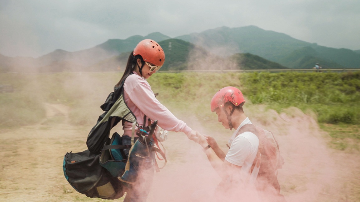 Chàng trai Quảng Trị căng băng rôn ở độ cao 1000m, bay dù cầu hôn bạn gái - 1 Chàng trai Quảng Trị căng băng rôn ở độ cao 1000m, bay dù cầu hôn bạn gái - 1