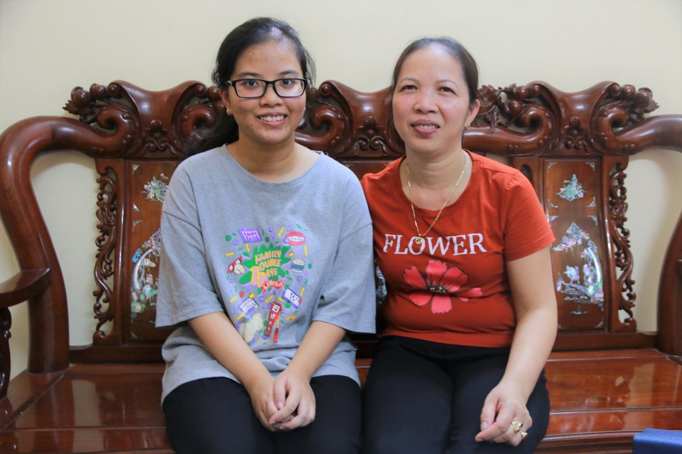 Ninh Bình: Bố bán than, mẹ bán gà, con đỗ thủ khoa khối C với 29,25 điểm - 4 Ninh Bình: Bố bán than, mẹ bán gà, con đỗ thủ khoa khối C với 29,25 điểm - 4