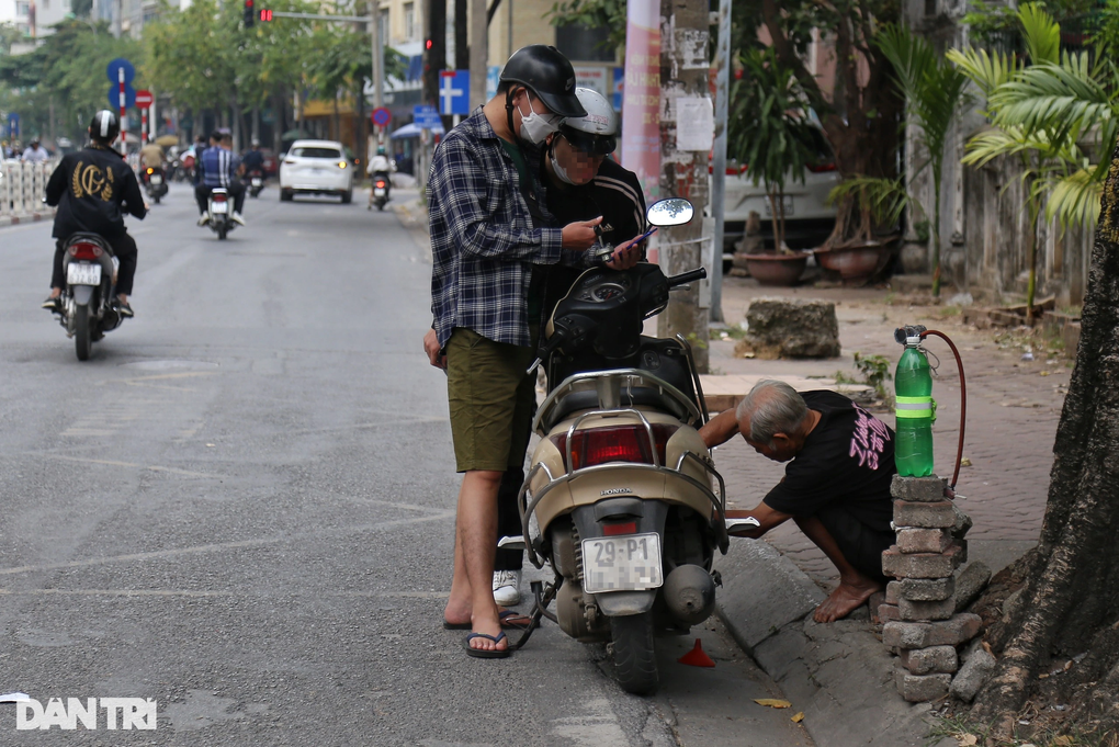 Cây xăng vỉa hè như cỏ dại, vừa cắt lại mọc um tùm - 2 Cây xăng vỉa hè như cỏ dại, vừa cắt lại mọc um tùm - 2