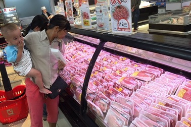 TPHCM: Giá thịt heo “leo thang”, người tiêu dùng…“bấm bụng” mua ít lại