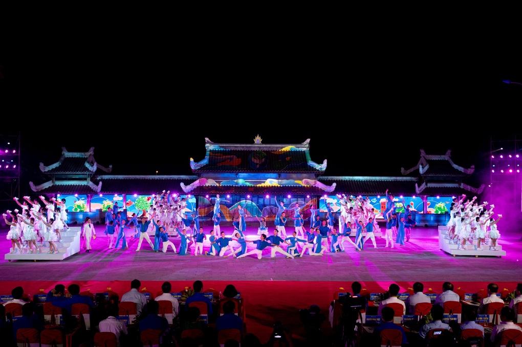 Đạo diễn Minh Trí tiết lộ hậu trường chương trình Khát vọng hòa bình - 4 Đạo diễn Minh Trí tiết lộ hậu trường chương trình Khát vọng hòa bình - 4
