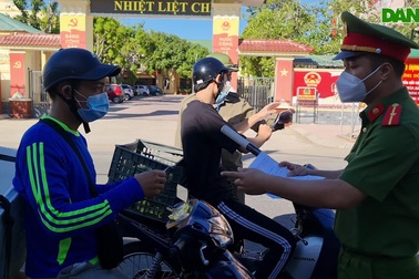 Mạnh tay xử phạt người ra đường khi không thật cần thiết