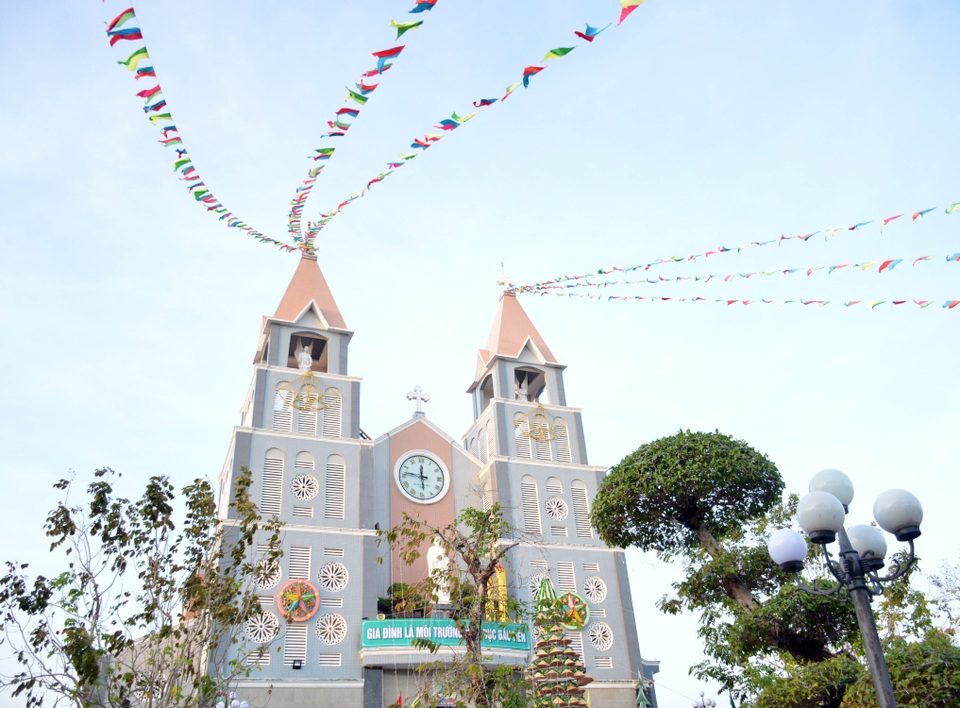 Các nhà thờ trang trí bắt mắt, đường phố đông nghịt người vui chơi đêm Noel - 34 Các nhà thờ trang trí bắt mắt, đường phố đông nghịt người vui chơi đêm Noel - 34