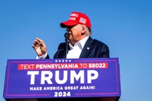 Ông Trump: "Đạn chỉ chệch chưa đến 1cm nữa là tôi mất mạng"