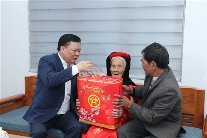 Ủy viên Bộ Chính trị, Bí thư Thành ủy Hà Nội Đinh Tiến Dũng thăm hỏi và trao quà cho Mẹ Việt Nam Anh hùng Bùi Thị Nhuần, xã Đặng Xá, huyện Gia Lâm dịp Tết Nguyên đán Quý Mão. Ảnh minh họa.