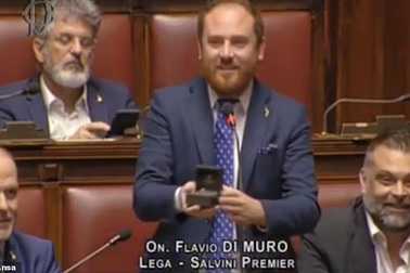 Nghị sĩ Italy bất ngờ cầu hôn bạn gái giữa phiên họp quốc hội
