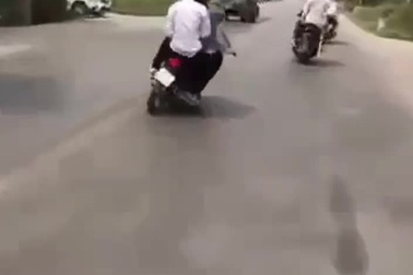 Nhóm thanh niên đầu trần, kẹp 3 chạy xe lạng lách nhận bài học xứng đáng