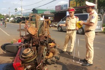 Xe máy cày gãy trục lao vào xe máy, 10 người bị thương