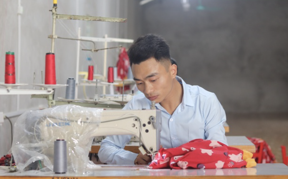 Chàng trai khuyết tật tạo công ăn việc làm cho hàng chục công nhân - 1 Chàng trai khuyết tật tạo công ăn việc làm cho hàng chục công nhân - 1