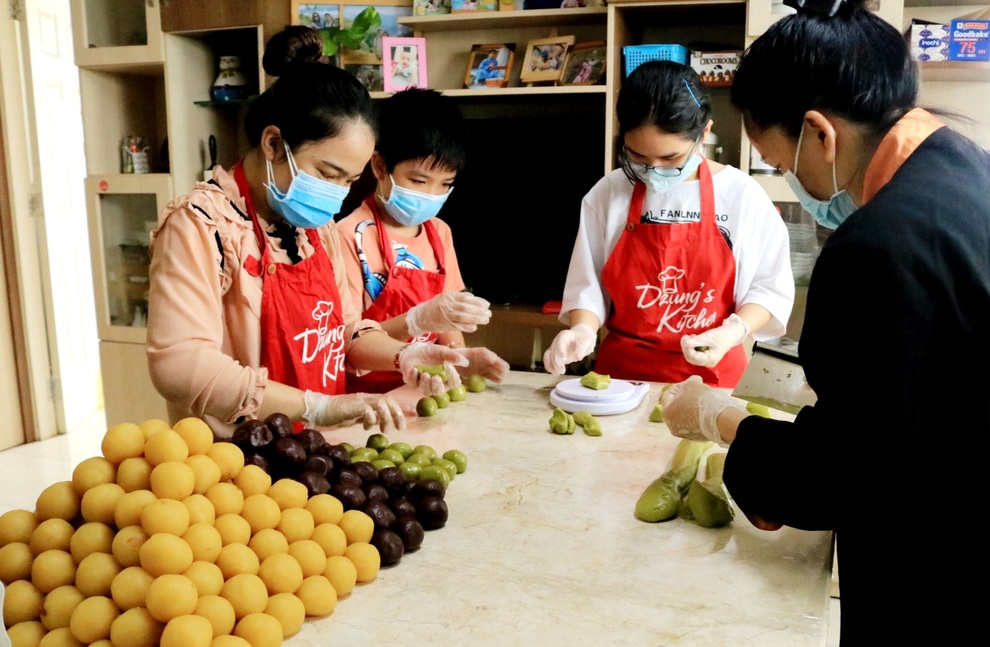 Các đầu bếp nhí ở TPHCM làm bánh Trung thu gửi tặng bệnh nhân Covid-19 - 2 Các đầu bếp nhí ở TPHCM làm bánh Trung thu gửi tặng bệnh nhân Covid-19 - 2