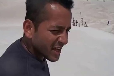 Trải nghiệm trượt cát nóng bỏng ở thị trấn ven biển của  Lancelin, miền tây nước Úc