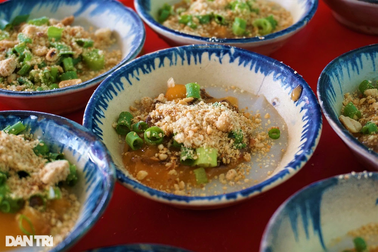 Quán bánh bèo rẻ nhất Việt Nam, 15.000 đồng cả nhà ăn không hết