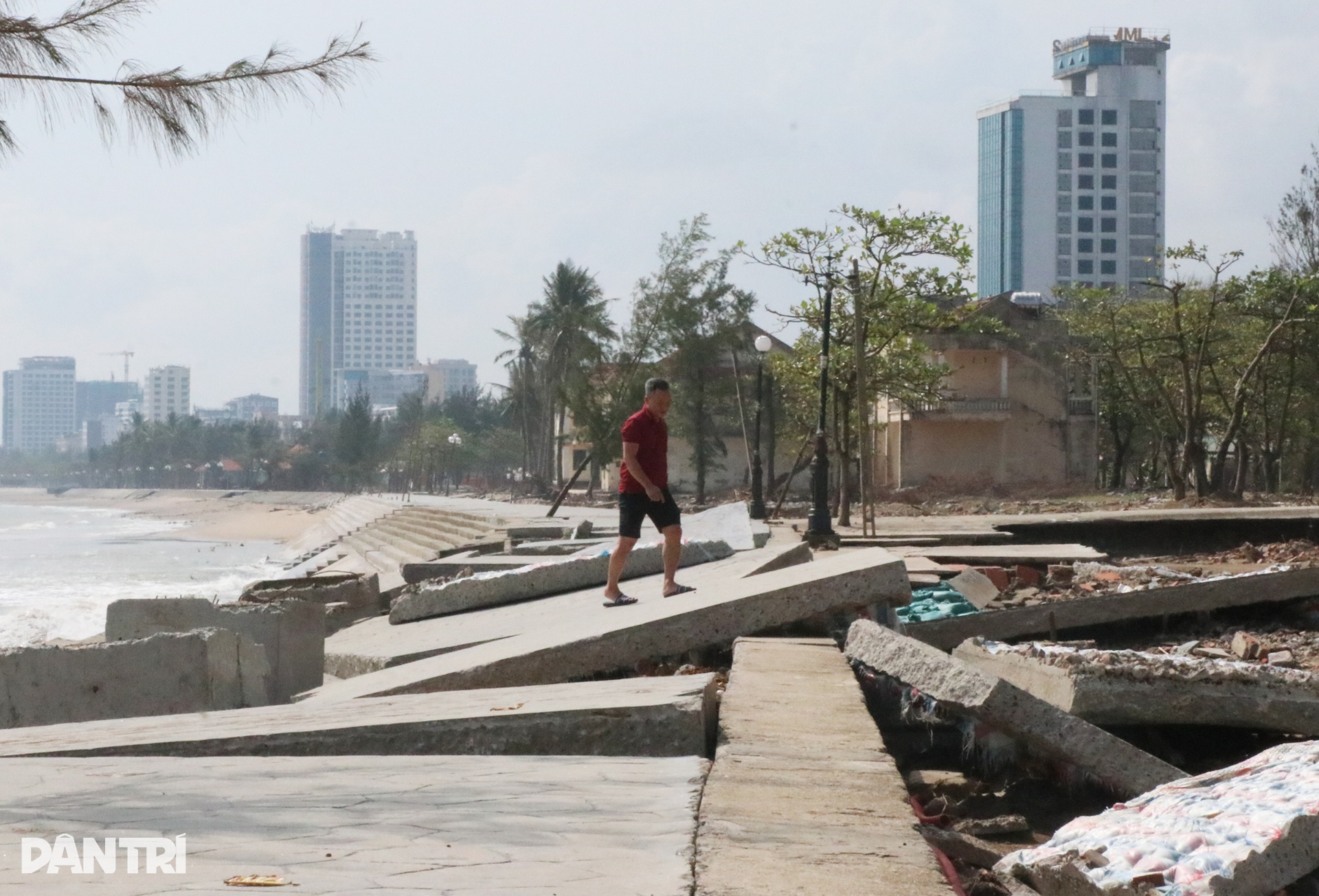 Kè biển hàng chục tỷ đồng bị bão Bualoi xé nát - 6