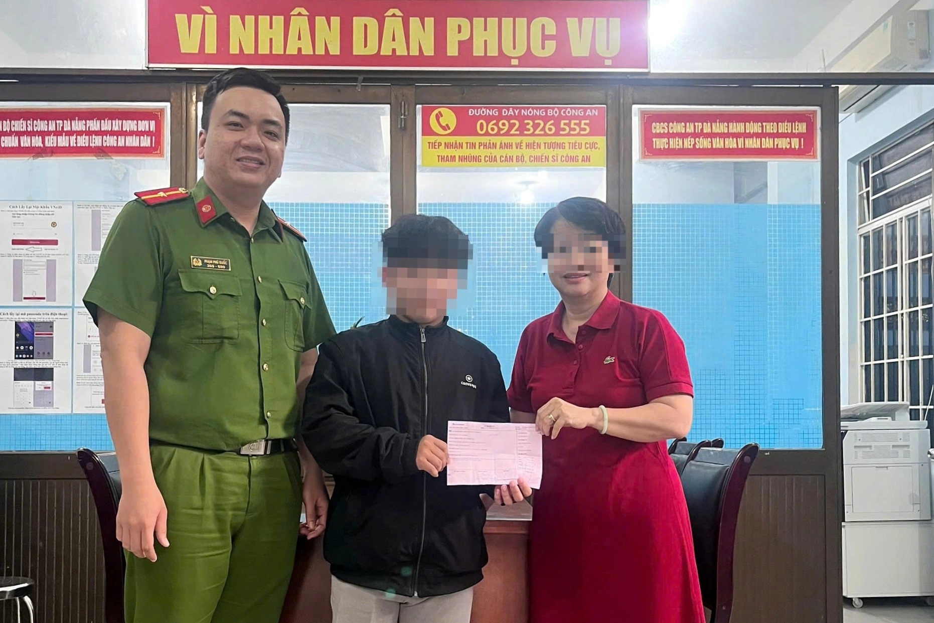 Frau erhält irrtümlich überwiesene 95 Millionen VND zurück - 1 Người phụ nữ nhận lại 95 triệu đồng chuyển nhầm - 1