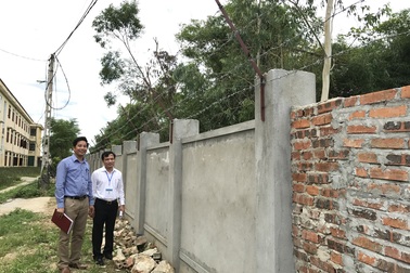 Xây thêm hàng rào thép gai để bảo vệ trường thi