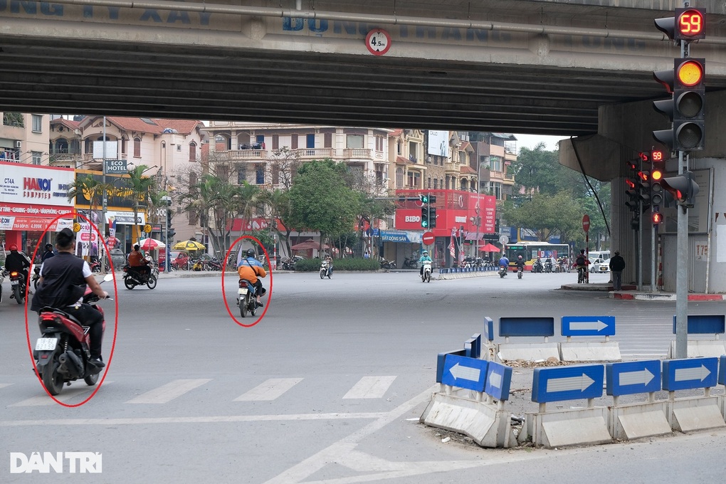Dừng là dừng, vượt là vượt, sao dừng xe lại bị xem như vượt đèn đỏ? - 1 Dừng là dừng, vượt là vượt, sao dừng xe lại bị xem như vượt đèn đỏ? - 1