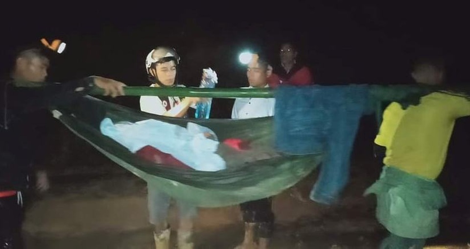 16 thanh niên xuyên đêm khiêng nữ bệnh nhân vượt 40km đi cấp cứu - 1 16 thanh niên xuyên đêm khiêng nữ bệnh nhân vượt 40km đi cấp cứu - 1