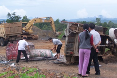 Lật xe công nông, một học sinh bị đè chết