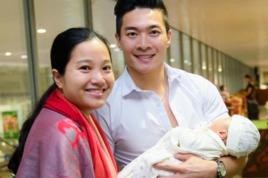 Vợ con ra sân bay đón anh em diễn viên xiếc Quốc Cơ - Quốc Nghiệp