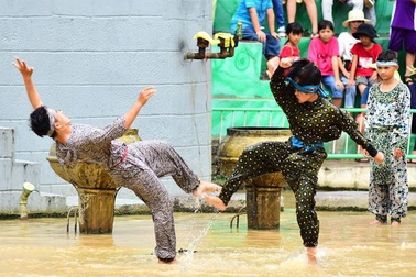 Không thể rời mắt trước màn giao đấu của Sơn Tinh và Thủy Tinh