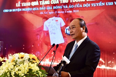 Thủ tướng trao 20 tỷ đấu giá bóng, áo của tuyển U23 cho 20 huyện nghèo