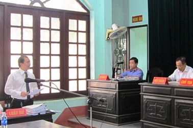 Muốn kiện chủ tịch huyện, hãy gửi đơn tới TAND tỉnh