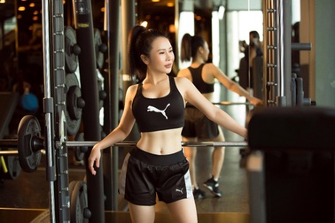 Hoa khôi Lan Phương khoe dáng chuẩn trong phòng gym