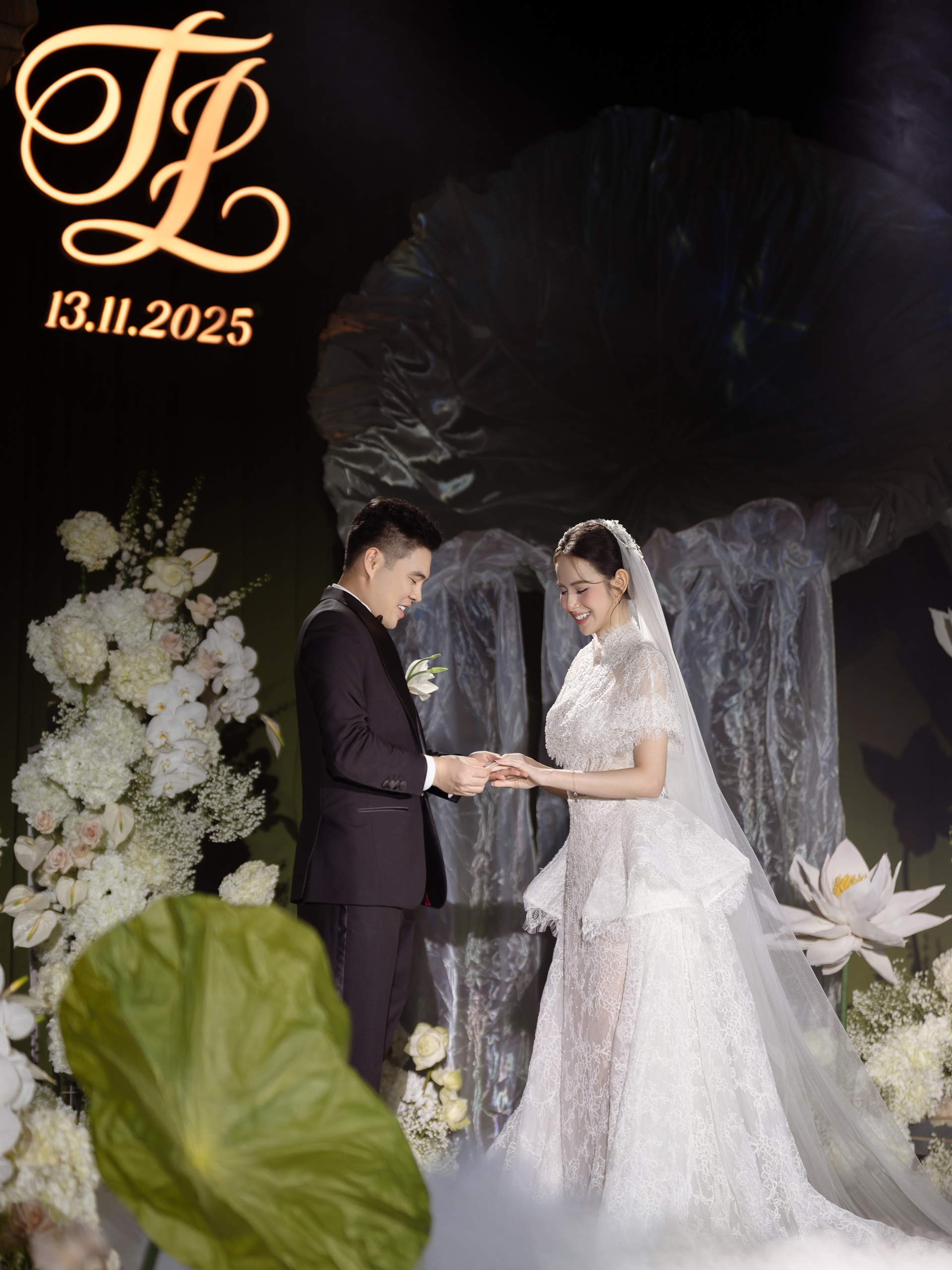 Hương Liên bật khóc bên chồng hơn 12 tuổi trong đám cưới hào môn xa hoa - 7 Hương Liên bật khóc bên chồng hơn 12 tuổi trong đám cưới hào môn xa hoa - 7